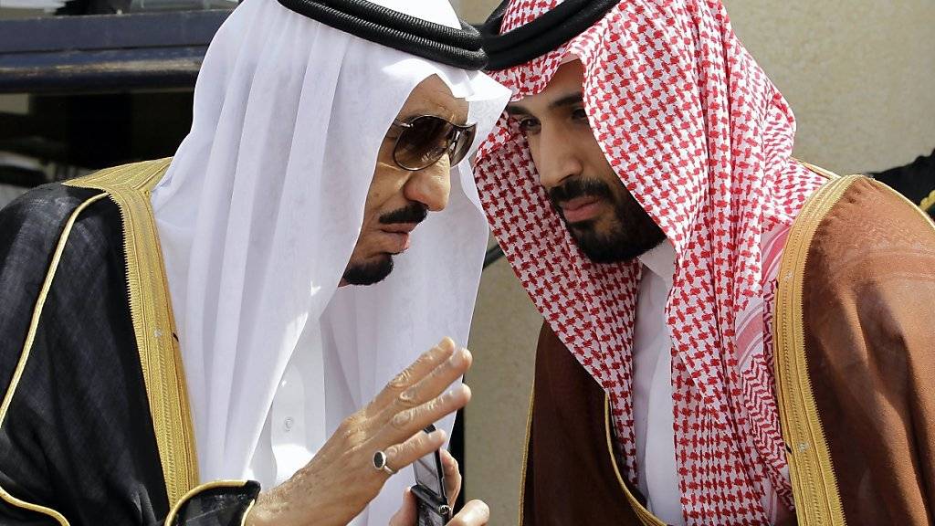 König Salman (links) und sein Sohn, der Vize-Kronprinz. Hinter einem Programm zum Umbau der saudiarabischen Wirtschaft steckt der 30-jährige Mohammed bin Salman. (Archivbild)