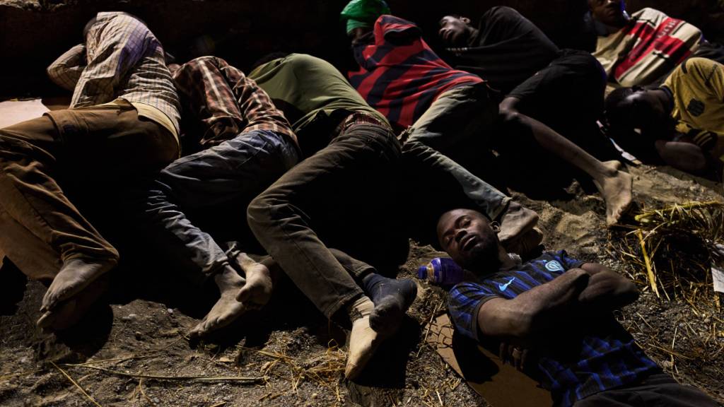 dpatopbilder - Migranten, die aus Marokko nach Spanien eingereist sind, schlafen an einem Strand in der spanischen Exklave Ceuta. Foto: Bernat Armangue/AP/dpa