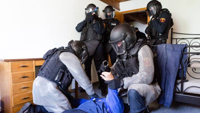 Unschuldigen zu Boden gedrückt und festgenommen: Untersuchung gegen Polizisten eingestellt