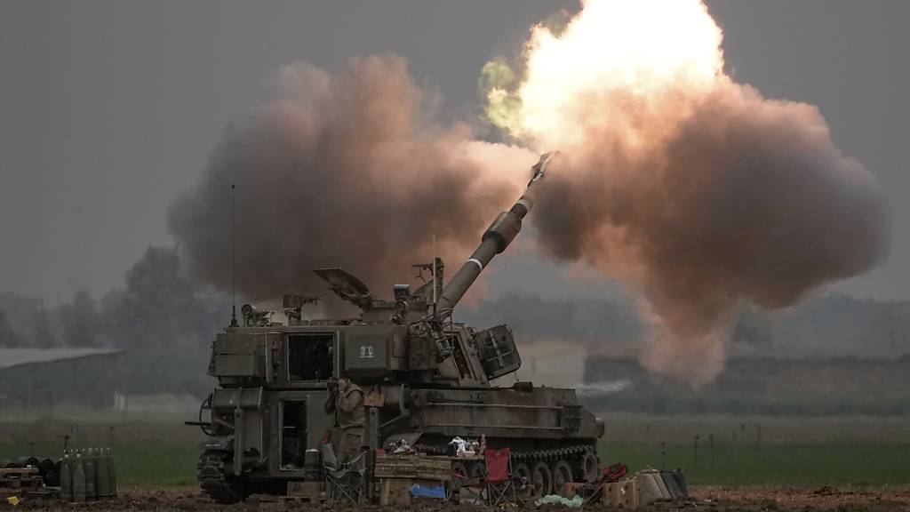 Eine mobile israelische Artillerieeinheit feuert eine Granate. Foto: Leo Correa/AP/dpa