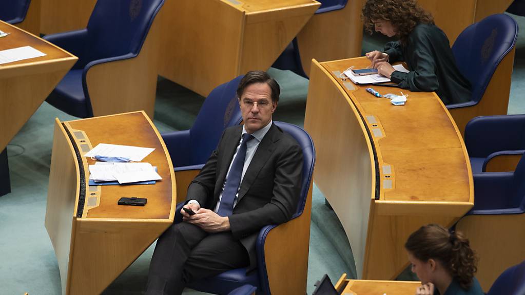 Mark Rutte, Premierminister der Niederlande, hört einer Debatte im niederländischen Parlament zu.