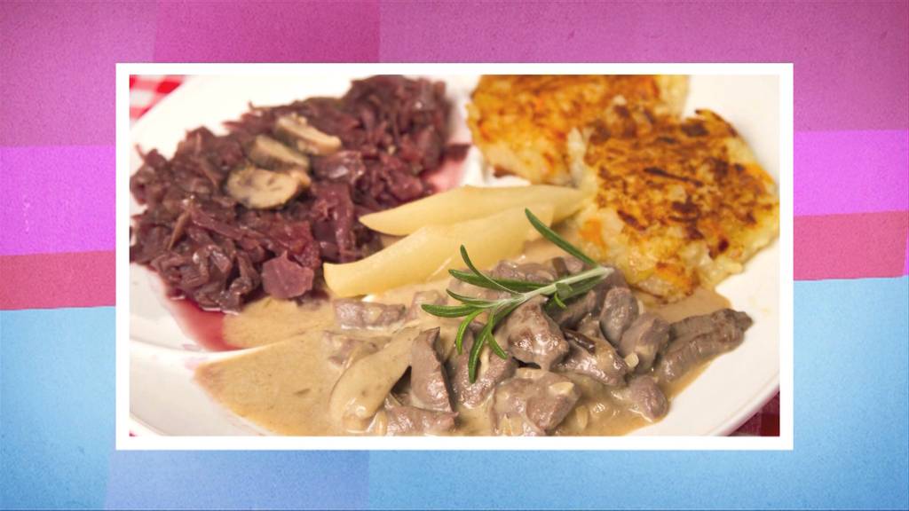 Rehgeschnetzeltes an Pilzrahmsauce, Rösti und Rotkraut