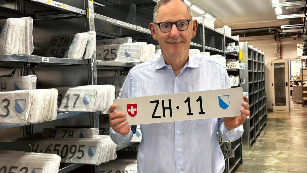 Der Zürcher Sicherheitsdirektor Mario Fehr präsentiert die zu versteigernde Autonummer «ZH 11». Der Erlös fliesst auch künftig in die Staatskasse.
