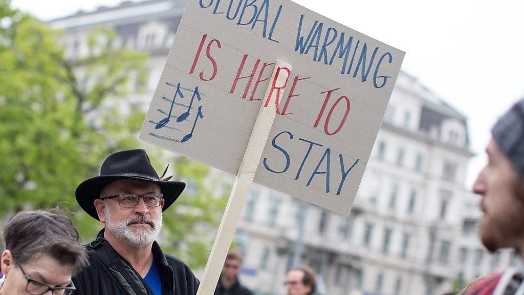 Hunderte Menschen nahmen im Genf am weltweit durchgeführten «March for Science» teil. Sie zeigten Transparente wie «Science is the answer» - «Wissenschaft ist die Antwort».