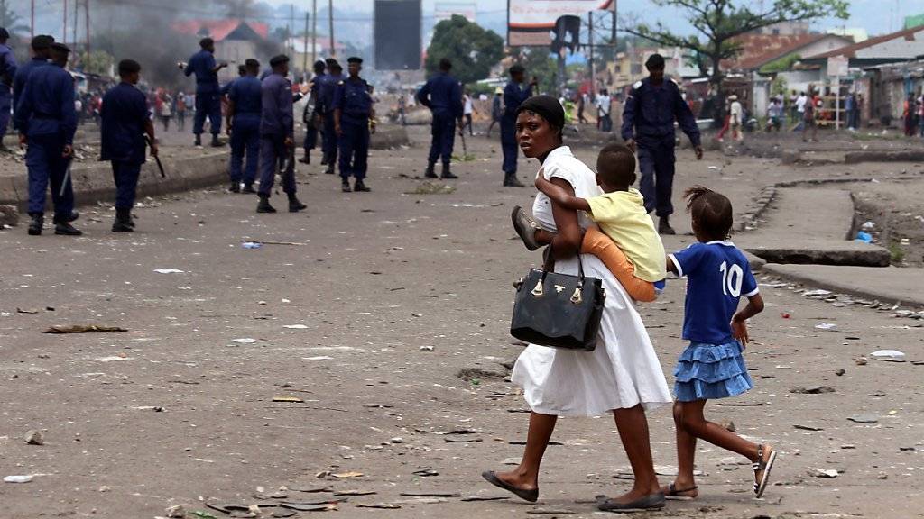 Nach dem Tod von zwei Polizisten wurde eine geplante Kundgebung in Kinshasa gegen den Staatschef verboten.