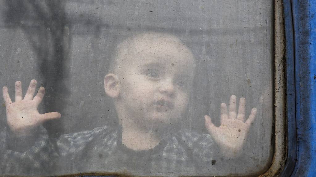 Warten auf die rettende Abfahrt des Zuges von Kramatorsk im Donbass Richtung Westukraine und weiter in ein westeuropäisches Land. Tausende ukrainische Kinder haben Elternteile verloren oder wurden zu Vollwaisen.