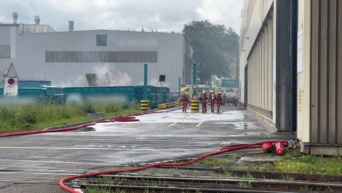 Industriehalle in Regensdorf brennt