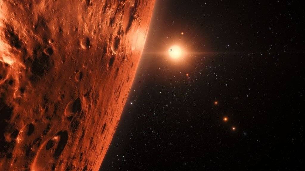 So stellt sich ein Künstler den Blick von einem der Planeten des TRAPPIST-1-Systems auf den Zentralstern vor. (Illustration)