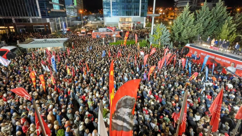 dpatopbilder - Anhänger der größten türkischen Oppositionspartei, der Republikanischen Volkspartei (CHP), versammeln sich am Freitag, 22. Mai 2026, vor der Parteizentrale in Ankara, um den Parteivorsitzenden Özel zu unterstützen. Foto: Yavuz Ozden/Dia Photo/AP/dpa