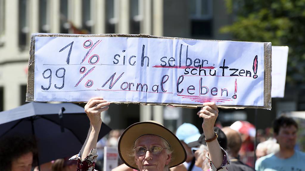 Auf dem Berner Bundesplatz haben rund 300 Personen gegen die vom Bund eingeschlagene Politik im Zusammenhang mit dem Coronavirus demonstriert.