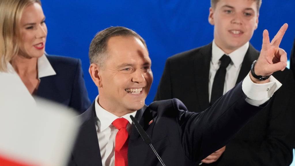 dpatopbilder - Der Präsidentschaftskandidat Karol Nawrocki (M), der von der rechten Partei Recht und Gerechtigkeit unterstützt wird, begrüßt seine Anhänger, als er nach der Stichwahl bei den Präsidentschaftswahlen an seinem Amtssitz ankommt. Foto: Czarek Sokolowski/AP/dpa