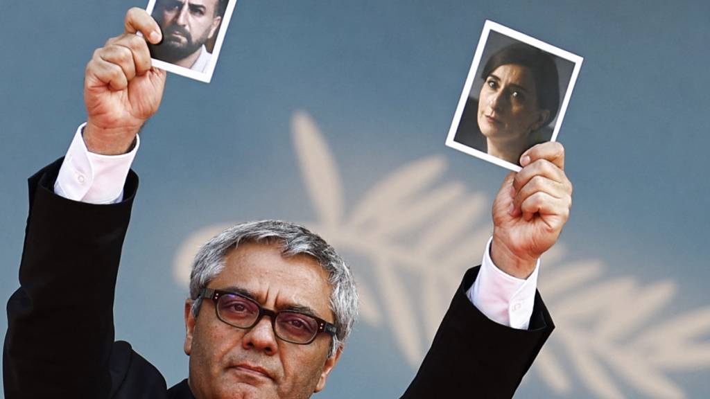 Der iranische Regisseur Mohammad Rasoulof ist mit seinem Film «The Seed of the Sacred Fig» bei der 77. Ausgabe der Filmfestspiele von Cannes für die Goldene Palme nominiert. Foto: Sameer Al-Doumy/AFP/dpa