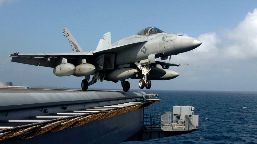Ein US-Kampfflugzeug des Typs F/A-18E Super Hornet hebt von einem Flugzeugträger vor der Küste Somalias ab. (Archivbild)