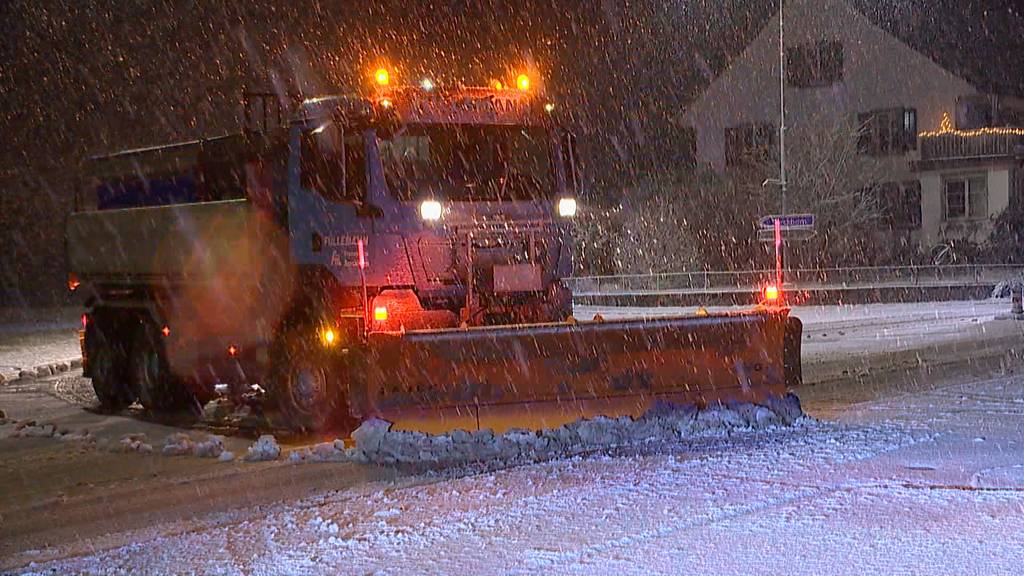 Rutschig wegen Schnee! Das musst du auf der Strasse beachten