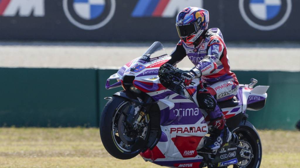 Jorge Martin zelebriert seinen Sieg im Sprint auf einem Rad