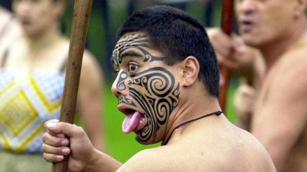 Ein neuseeländischer Maori vom Stamm der Te Atiawa begrüsst einen hohen Gast mit der traditionellen Empfangsgeste Whakawaha.