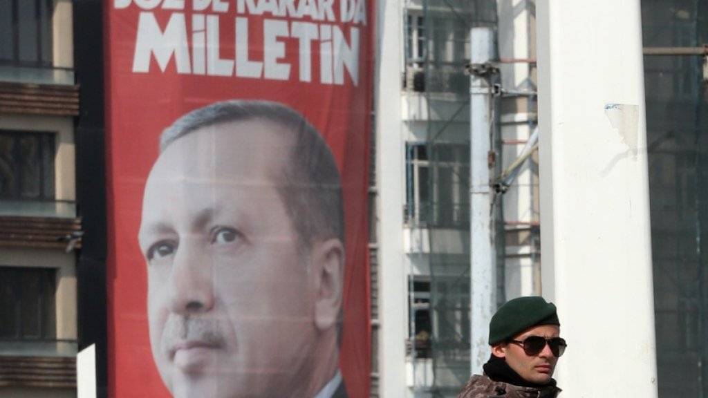 Erdogan allgegenwärtig. Ein Riesenplakat des türkischen Staatspräsidenten Recep Tayyip Erdogan auf dem Istanbuler Taksim-Platz wirbt für ein Ja - «Evet». Gemeint ist damit unter anderem die Zustimmung für das Verfassungsreferendum am 16. April, das Erdogans Machtbefugnisse ausweitet.