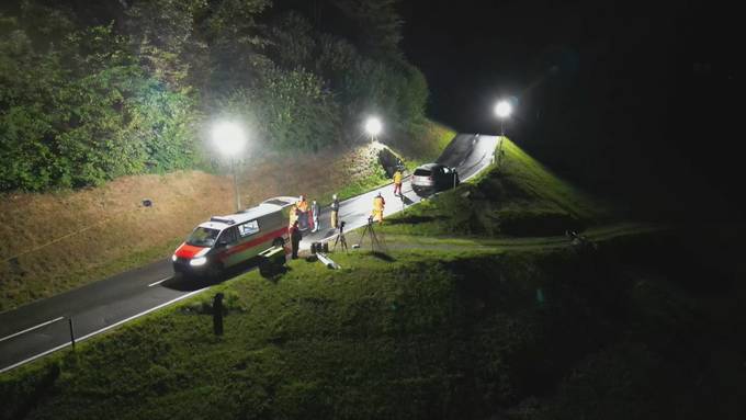Töfffahrer stirbt nach Unfall in Linthal noch auf der Unfallstelle