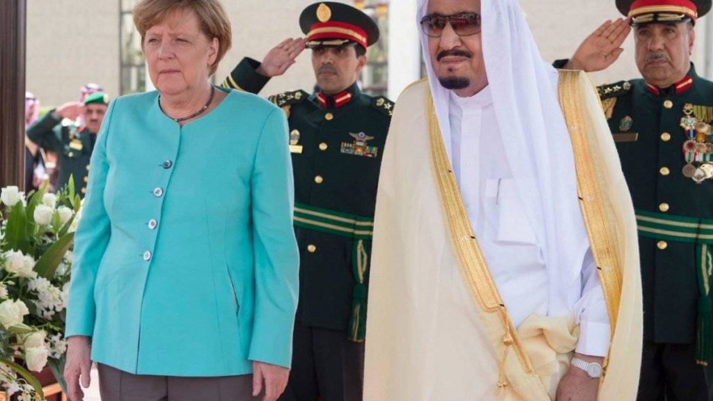 Die deutsche Regierung um Angela Merkel hat in der Nacht auf Freitag eine Lösung im Streit um die Rüstungsexporte nach Saudi-Arabien gefunden, ohne die EU-Partner vor den Kopf zu stossen. (Archivbild)