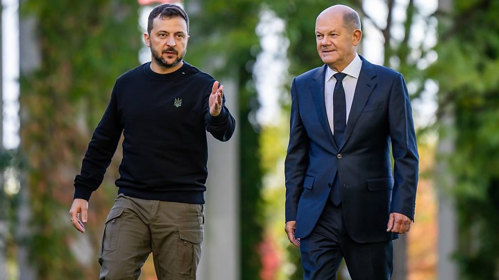 Bundeskanzler Olaf Scholz (SPD), geht neben Wolodymyr Selenskyj (l), Präsident der Ukraine, zu einem Statement im Bundeskanzleramt. Foto: Michael Kappeler/dpa