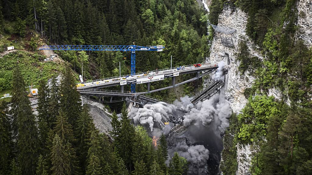 Das historische Castielerviadukt auf der Arosalinie der Rhätischen Bahn RhB wird wegen Materialschäden gesprengt. Dahinter steht schon die neue Brücke bereit, die nach der Sprengung an die Stelle des Viadukts eingeschoben wird.