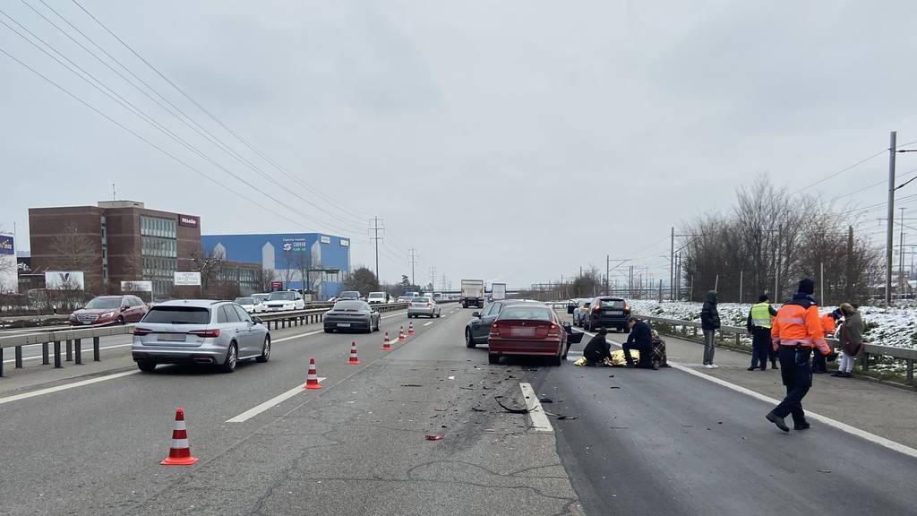 Autofahrer provozieren sich auf der A1 und bauen Unfall