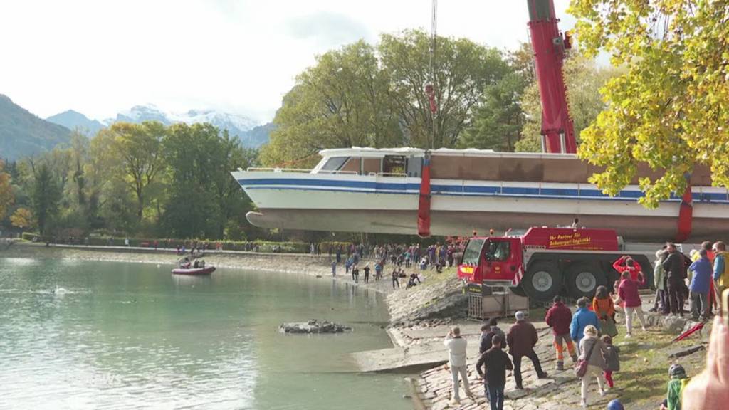 «Jahrhundert-Transport»: Passagierschiff fährt über Hirzel und durch enge Dorfstrassen