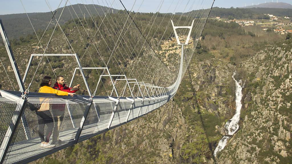 500 Meter lange Fussgänger-Hängebrücke in Portugal eingeweiht