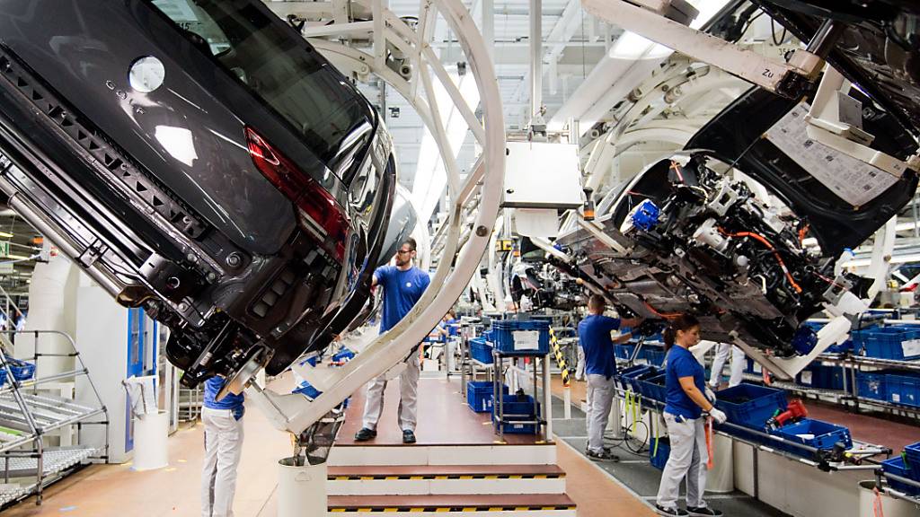 Wegen schwerer Unwetter in Slowenien muss VW die Produktion im Wolfsburger Stammwerk drosseln. (Archivbild)