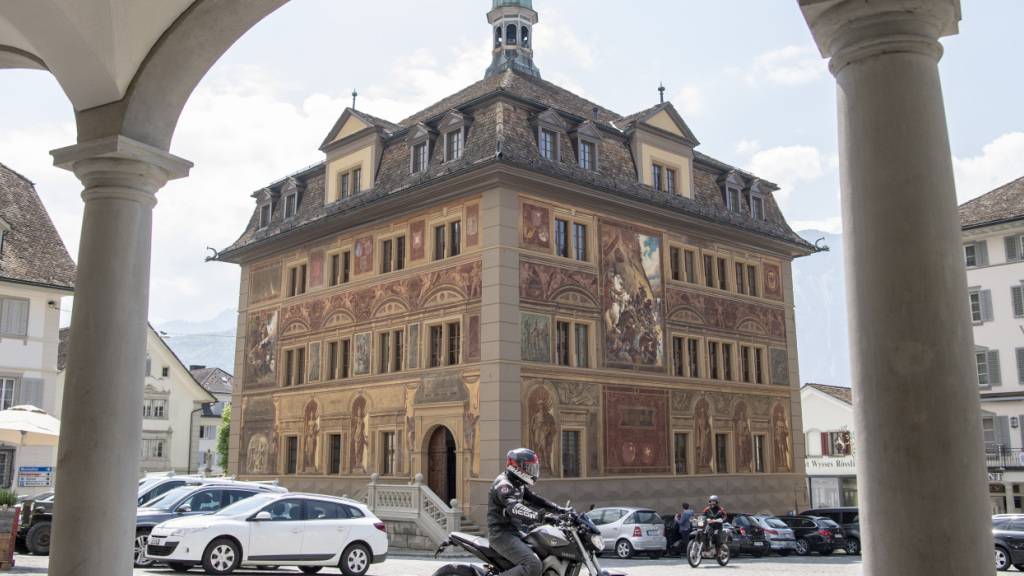 Mehr Grün und weniger Autos - dies wünscht sich die Bevölkerung von Schwyz. (Archivaufnahme)