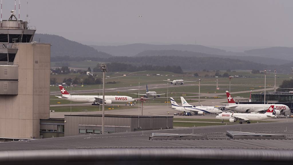 Die Kantonspolizei Zürich rückte am Montag zu einem Einsatz an den Flughafen aus.  (Archivbild)