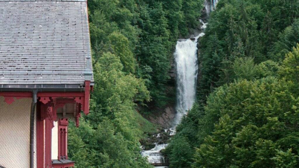 Die Giessbachfälle beim Grandhotel Giessbach (links im Bild) befinden sich oberhalb des Brienzersees im Berner Oberland. (Archivbild)