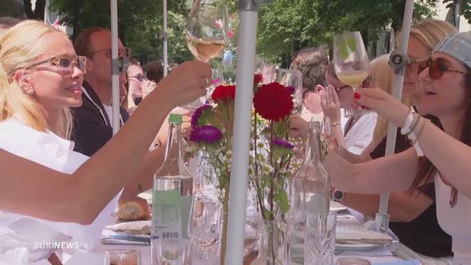 500 Meter langer Tisch an der Bahnhofstrasse