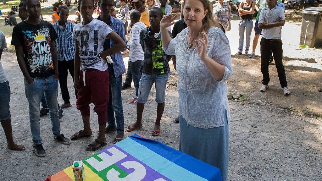 Die Tessiner SP-Politikerin Lisa Bosia Mirra ist verurteilt worden, weil sie Migranten über die Schweizer Grenze geholfen hat. Das Bild zeigt sie beim Verteilen von Essen an Flüchtlinge in Como. (Archivbild)