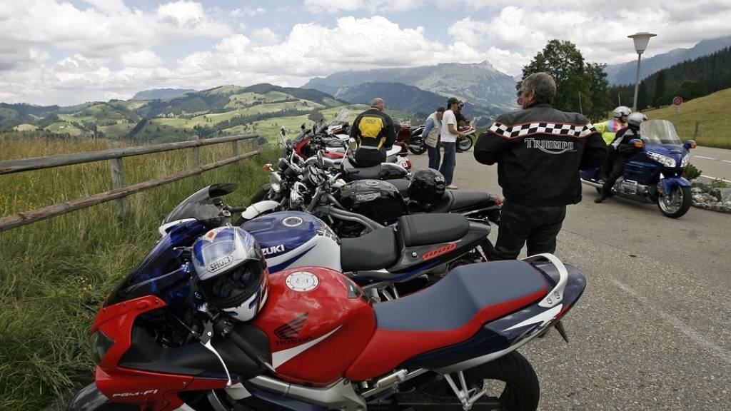 Wegen Coronavirus: Die Kantonspolizei Wallis appelliert an Motorradfahrer, auf Ausflüge zu verzichten. (Symbolbild)