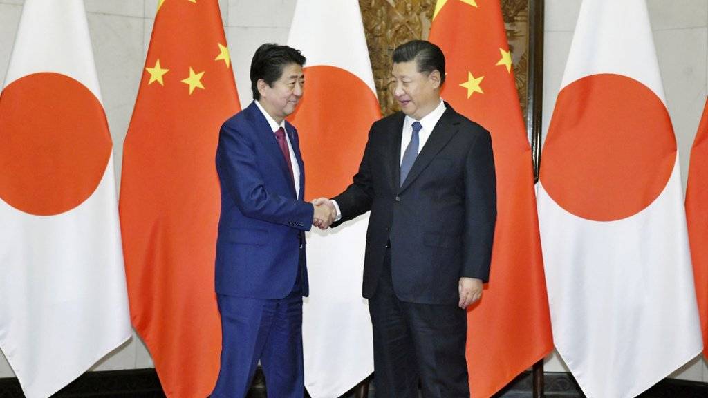 Shinzo Abe (l.) und Xi Jinping am Freitag in Peking.