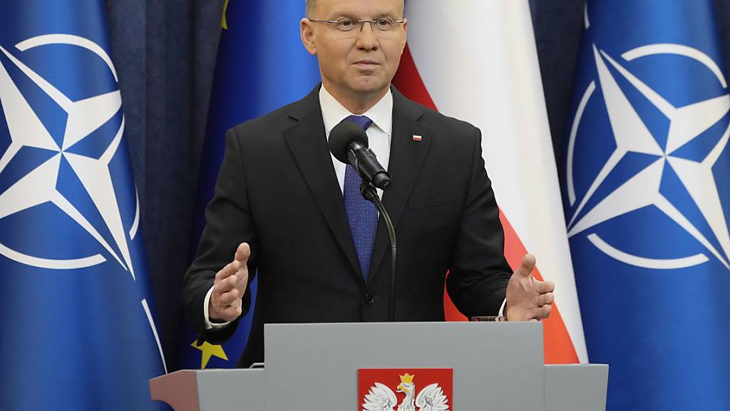 Der Präsident von Polen, Andrzej Duda, spricht während einer Presseerklärung im Präsidentenpalast. Er will zwei rechtskräftig verurteilte ehemalige Mitglieder der abgewählten nationalkonservativen PiS-Regierung ein zweites Mal begnadigen. Foto: Czarek Sokolowski/AP/dpa