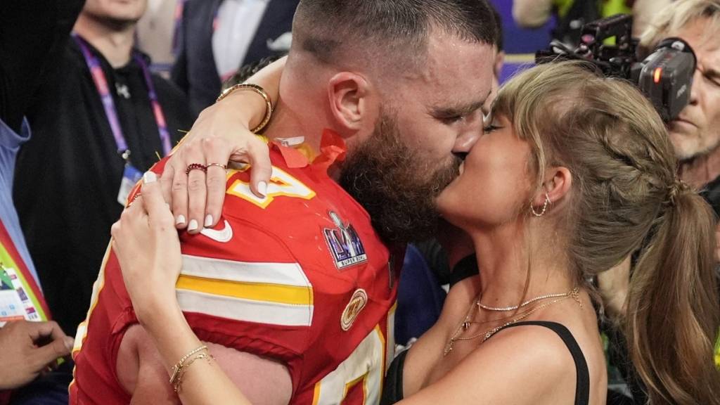 ARCHIV - Taylor Swift küsst Kansas City Chiefs Tight End Travis Kelce nach einem Sieg. Foto: John Locher/AP/dpa (Archivbild)