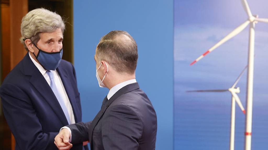 Der deutsche Außenminister Heiko Maas (SPD, r) begrüßt in Berlin den Sondergesandten des US-Präsidenten für das Klima, John Kerry (l). Foto: Odd Andersen/AFP Pool/dpa