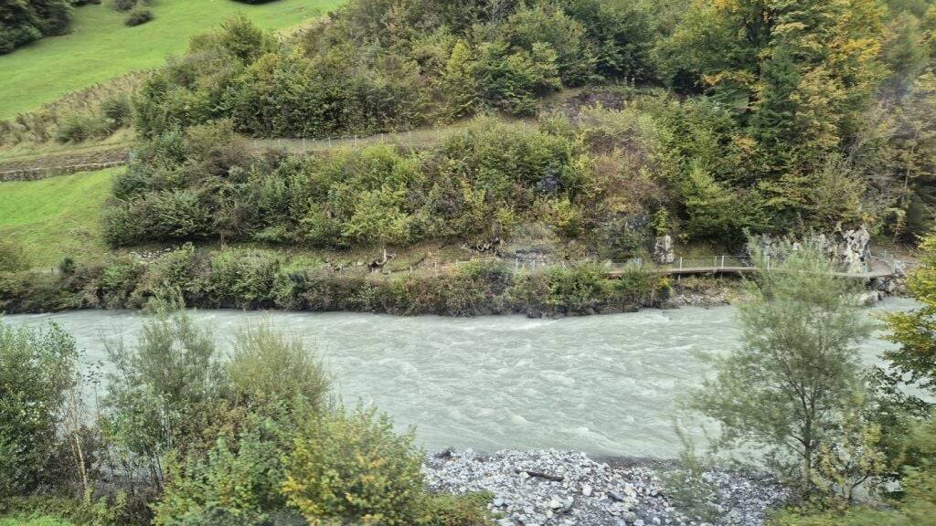 Wanderweg in Glarus droht in Linth abzurutschen