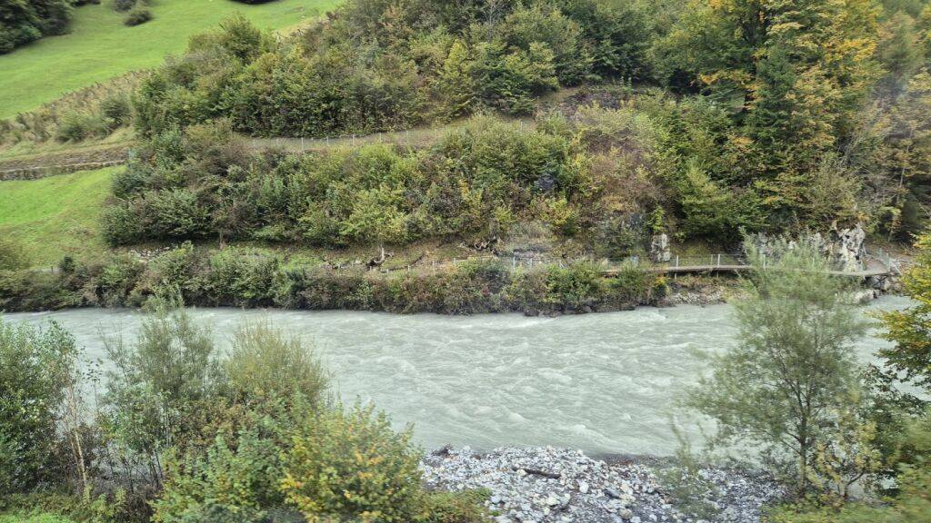 Der Wanderweg rund um den Aulichopf in Glarus ist unterspült worden und droht nun in die Linth abzurutschen. Die Gemeinde musste den Weg deshalb ab sofort sperren.