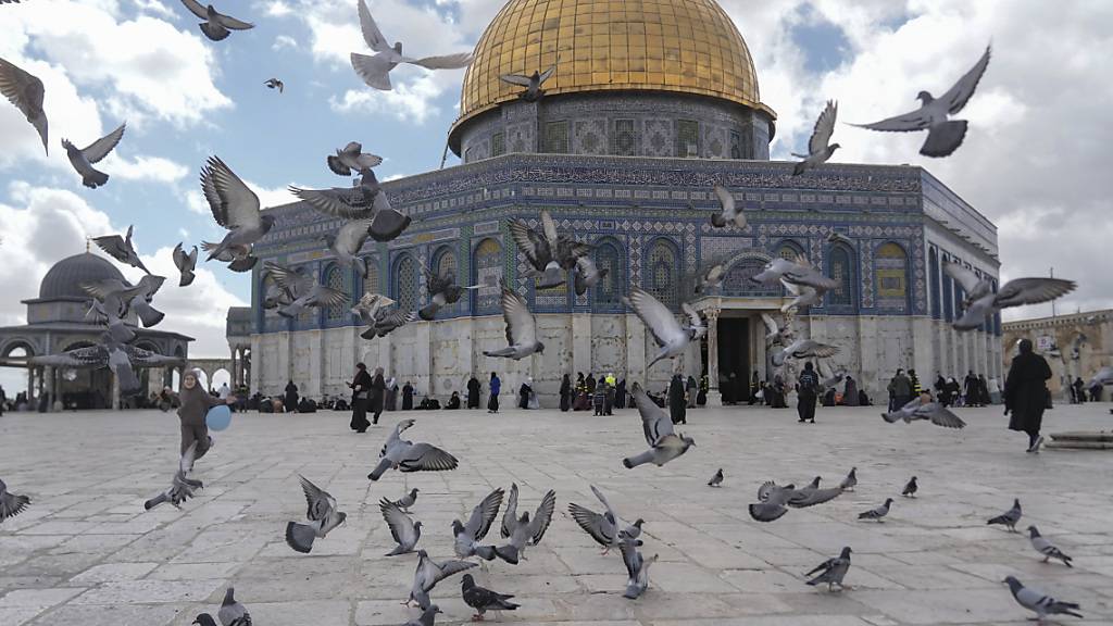 Gläubige versammeln sich zum Freitagsgebet vor dem Felsendom auf dem Gelände der Al-Aqsa-Moschee in der Altstadt von Jerusalem. Foto: Mahmoud Illean/AP