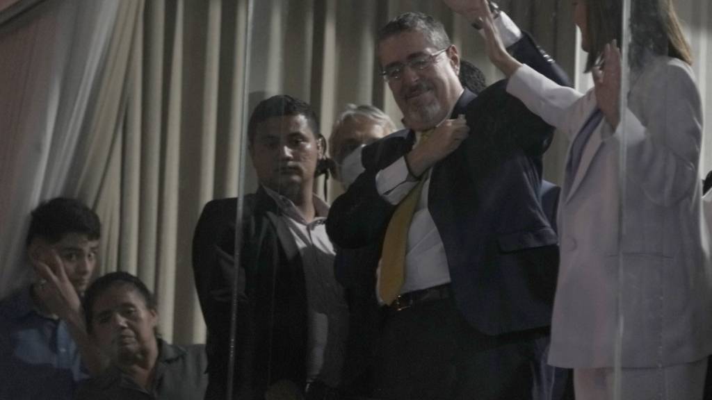 Der linke Überraschungskandidat Bernardo Arévalo ging nach einem turbulenten Wahlkampf als Sieger aus der Stichwahl um das Präsidentenamt in Guatemala hervor. Foto: Moises Castillo/AP