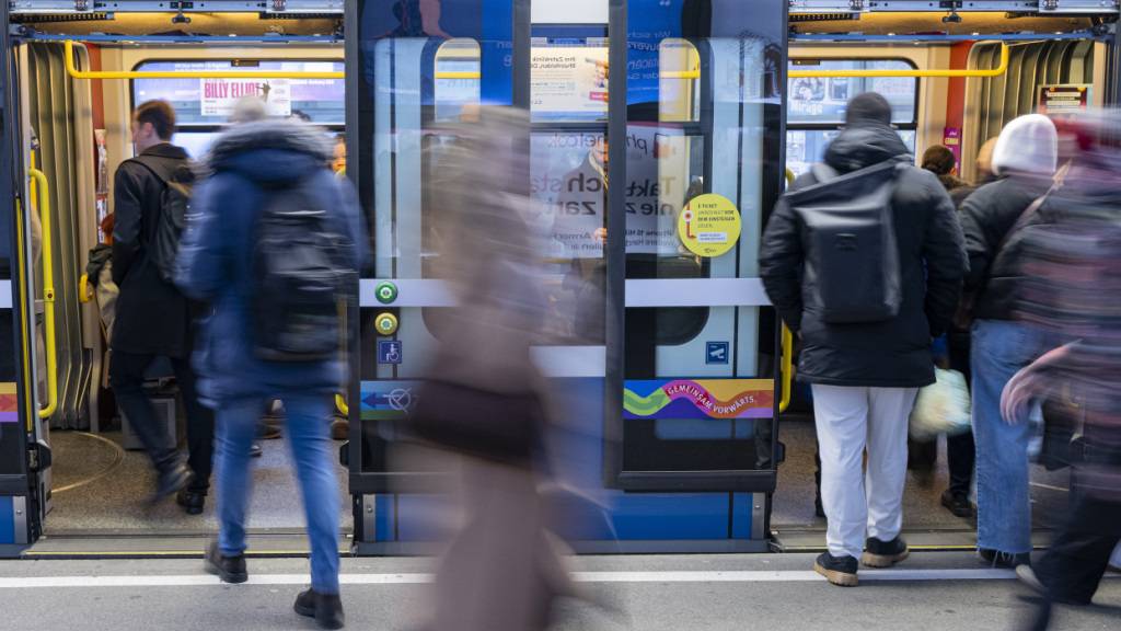 Der Anteil der Pendlerinnen und Pendler, die mit dem öffentlichen Verkehr zu ihrem Arbeitsplatz unterwegs sind, soll erhöht werden. (Archivbild)