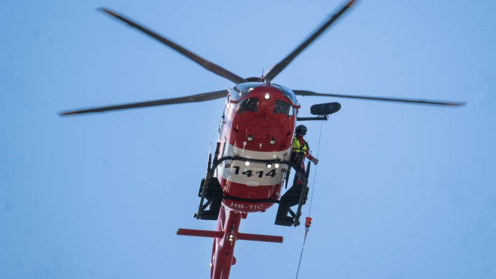 Der erheblich verletzte Mann wurde mit dem Rettungshelikopter in ein ausserkantonales Spital geflogen. (Symbolbild)