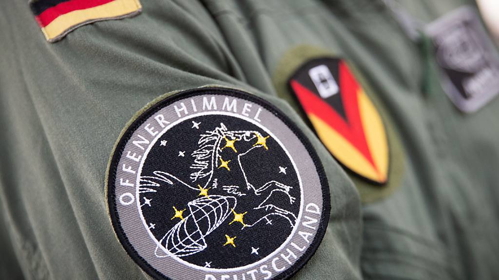 ARCHIV - Das Abzeichen für die Mission «Offener Himmel» prangt am Arm eines Crew-Mitglieds des neuen A319-Missionsflugzeugs der Bundeswehr. Foto: Christian Charisius/dpa
