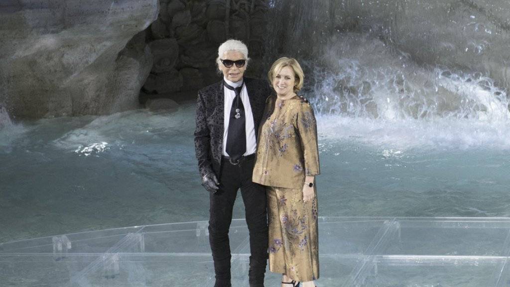Karl Lagerfeld (l) und Silvia Venturini Fendi lassen sich vor dem Trevi Brunnen in Rom fotografieren. Am Donnerstagabend liess der Modedesigner die Models hier über einen Laufsteg wandeln (Archiv)