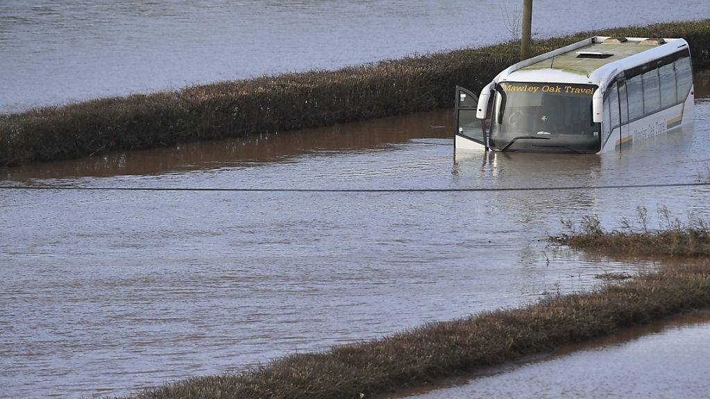 Auch nach dem Abziehen von Sturm «Dennis» gibt es bei den Überschwemmungen in Grossbritannien noch keine Entwarnung. Auf dem Bild ein vom Wasser des Flusses Teme bei Lindridge überfluteter Bus.