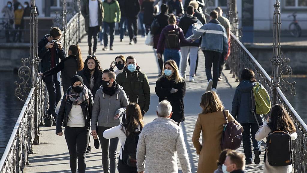 Auf dem Luzerner Rathaussteg galt in der Nacht auf Sonntag zeitweise das Einbahnsystem. (Archivbild von Herbst 2020).