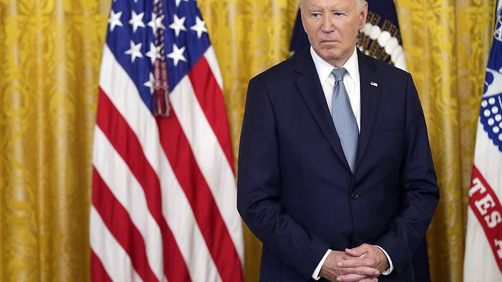 dpatopbilder - US-Präsident Joe Biden hört zu, als während einer Zeremonie zur Verleihung der Ehrenmedaille im Weißen Haus posthum zwei Gefreite der US-Armee geehrt werden. Foto: Susan Walsh/AP